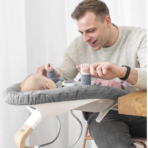 Stokke Nomi Newborn Set montado en la silla Nomi en posición horizontal